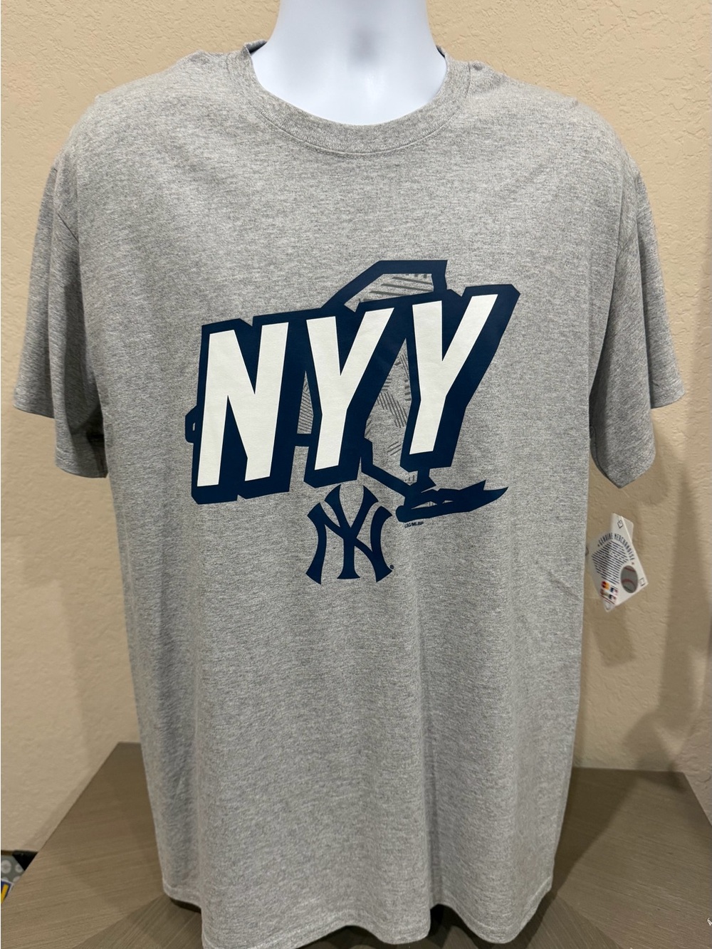 NWT Men’s New York Yankees T-shirt size Large